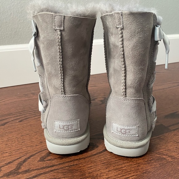 Excellent condition girl Uggs in beautiful gray with side satin ribbon & bow. - Picture 4 of 7